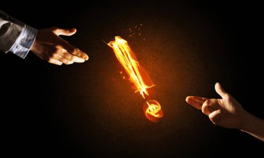 Yangın parlayan ünlem işareti ile el