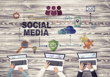 Bir grup ellerinde aygıtlarla üç insan