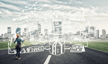 Kask içinde mühendis kadın arkadan görünüm 