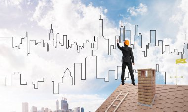 Erkek mimar mavi gökyüzüne modern şehrin siluetini çizer. Karışık ortam