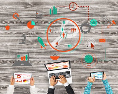 Bir grup ellerinde aygıtlarla üç insan