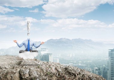 Lotus poz oturan işadamı