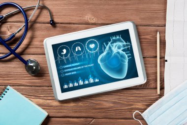 Beyaz tablet pc ve doktor araçları