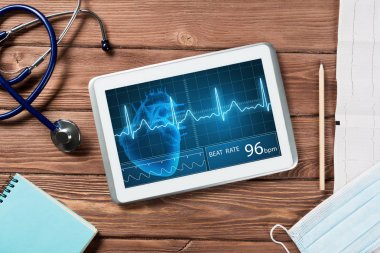 Beyaz tablet pc ve doktor araçları