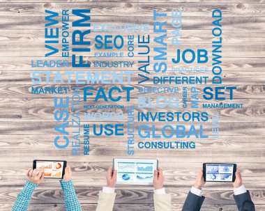 Bir grup ellerinde aygıtlarla üç insan