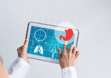 Bir tablet ile çalışan doktor kapatın