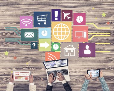 Bir grup ellerinde aygıtlarla üç insan