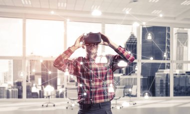 Sanal gerçeklik kulaklık ile genç adam