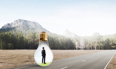 işadamı ampul içinde sıkışmış