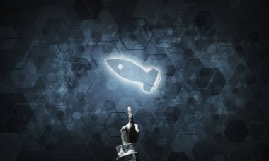 koyu arka plan üzerinde hafif roket