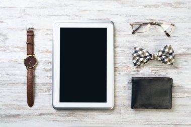Erkek aksesuarları ve tablet 