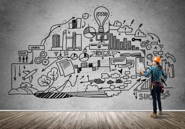 Kask içinde mühendis kadın arkadan görünüm 