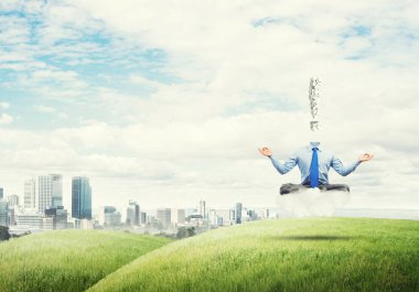 Lotus poz oturan işadamı