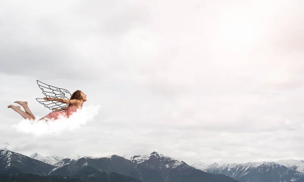 Mujer joven volando —  Fotos de Stock
