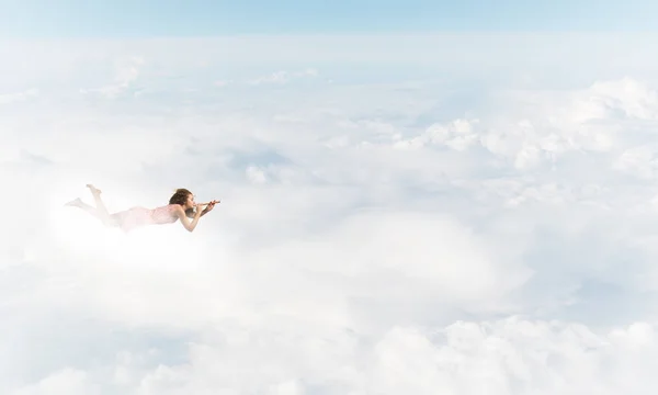 Mujer volando en el cielo — Foto de Stock