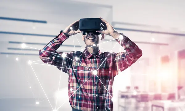 Jeune homme avec casque de réalité virtuelle — Photo