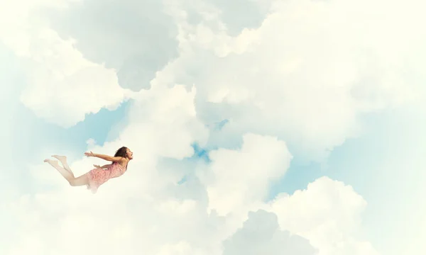 Ung kvinna flyger — Stockfoto