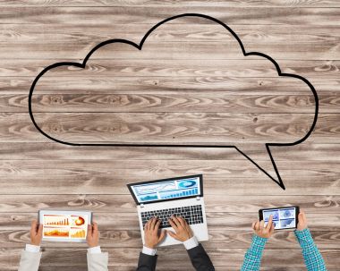 Bir grup insan elinde aygıtlarla