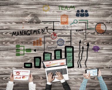 Bir grup ellerinde aygıtlarla üç insan