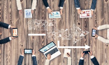 Bir grup insan elinde aygıtlarla