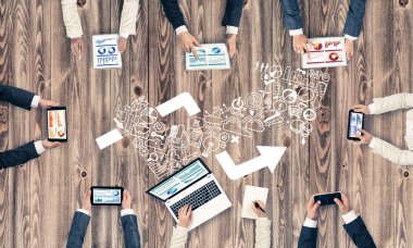 Bir grup insan elinde aygıtlarla