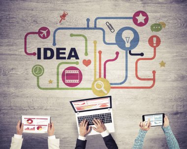 Bir grup ellerinde aygıtlarla üç insan