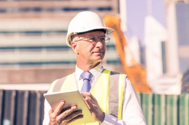 Takım elbiseli adam kıdemli mühendis 