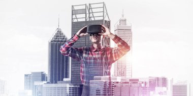 Sanal gerçeklik kulaklık ile genç adam