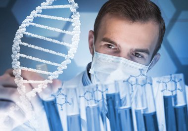 Klinik laboratuarında cam şişede reaksiyonları karıştıran genç bir bilim adamı.