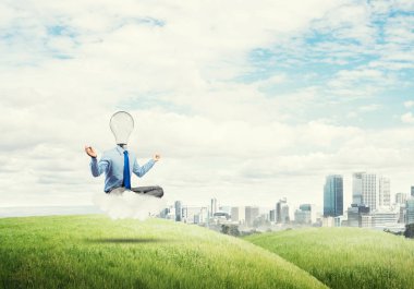 Lotus poz oturan işadamı 