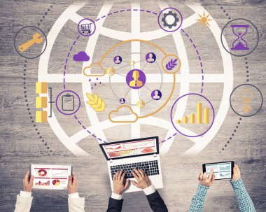 Bir grup ellerinde aygıtlarla üç insan