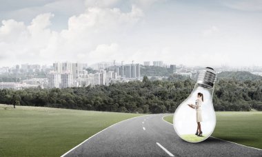 işkadını ampul içinde sıkışmış