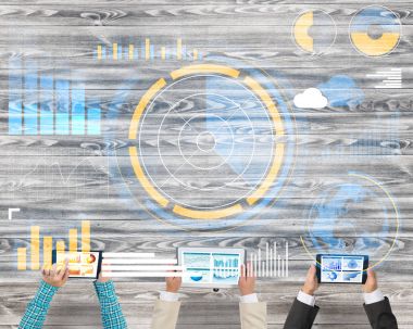 Bir grup ellerinde aygıtlarla üç insan