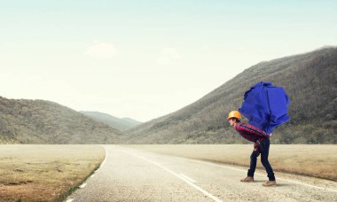 Oluşturucu adam taşıma kağıt topu 