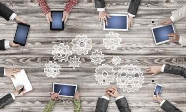 Bir grup insan elinde aygıtlarla