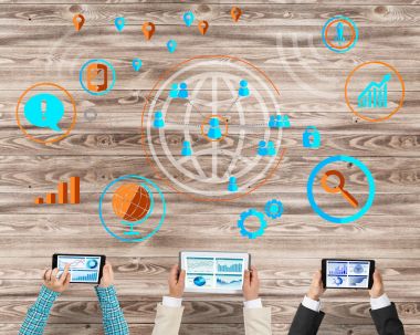 Bir grup ellerinde aygıtlarla üç insan