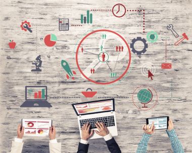 Bir grup ellerinde aygıtlarla üç insan