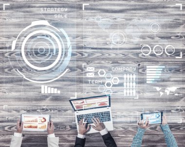 Bir grup ellerinde aygıtlarla üç insan