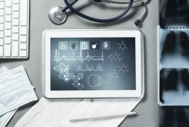 Beyaz tablet pc ve doktor araçları
