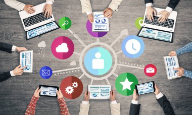 Bir grup insan elinde aygıtlarla