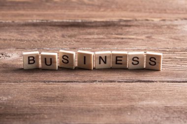 harflerle ahşap öğeleri