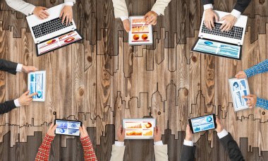 Bir grup insan elinde aygıtlarla