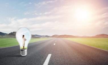 işkadını ampul içinde sıkışmış