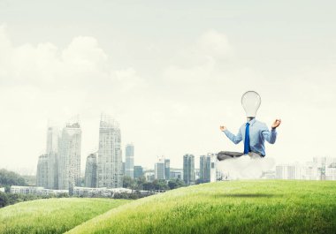 Lotus poz oturan işadamı 