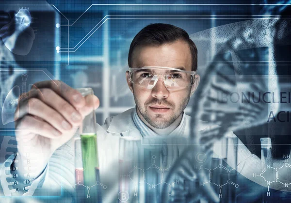 Joven científico mezclando reactivos en frasco de vidrio en laboratorio clínico — Foto de Stock