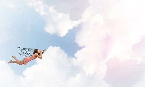 Vrouw vliegen in de lucht — Stockfoto