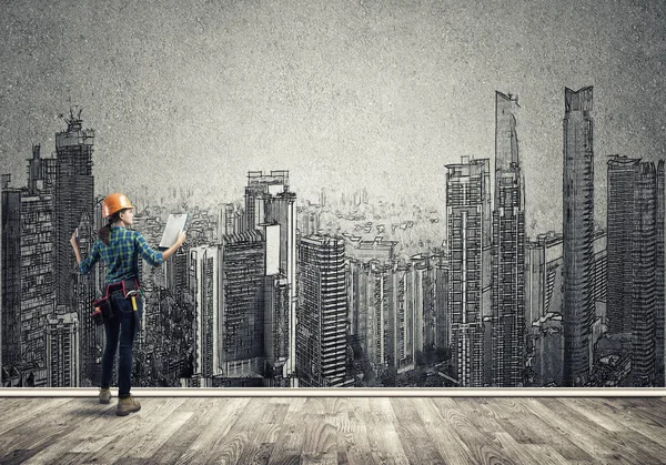 Ingeniera mujer con carpeta — Foto de Stock