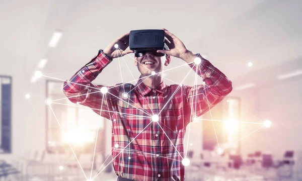 Jovem com fone de ouvido de realidade virtual — Fotografia de Stock