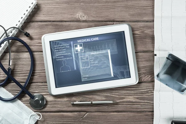 Tablette blanche pc et outils de médecin — Photo