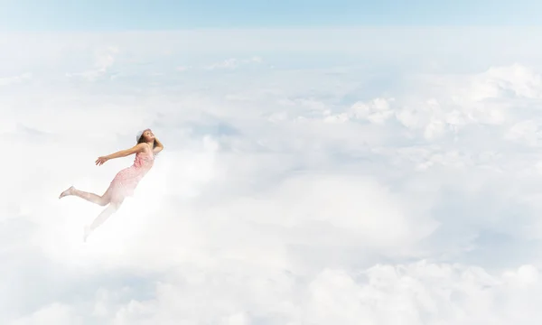 Jonge vrouw vliegen — Stockfoto